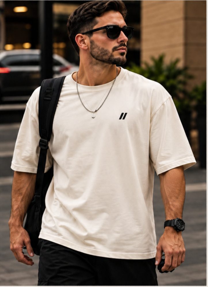 Homem na rua com camiseta de malha off-white
